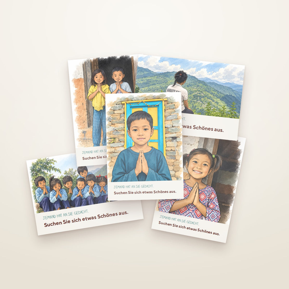 Gutscheinkarten von Namaste Kids, gefächert auf hellem Untergrund
