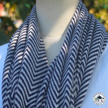 Load image into Gallery viewer, Kaschmir Schal "Bhadrakali" (भद्रकाली)