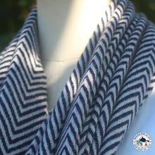 Load image into Gallery viewer, Kaschmir Schal "Bhadrakali" (भद्रकाली)