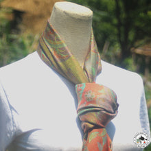 Charger l'image dans la galerie, Seidenschal "Suryakiran" (सूर्यकिरण)