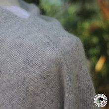 Load image into Gallery viewer, Handgewebter Kaschmir Poncho &quot;Fulmala&quot; ( फूलमाला )