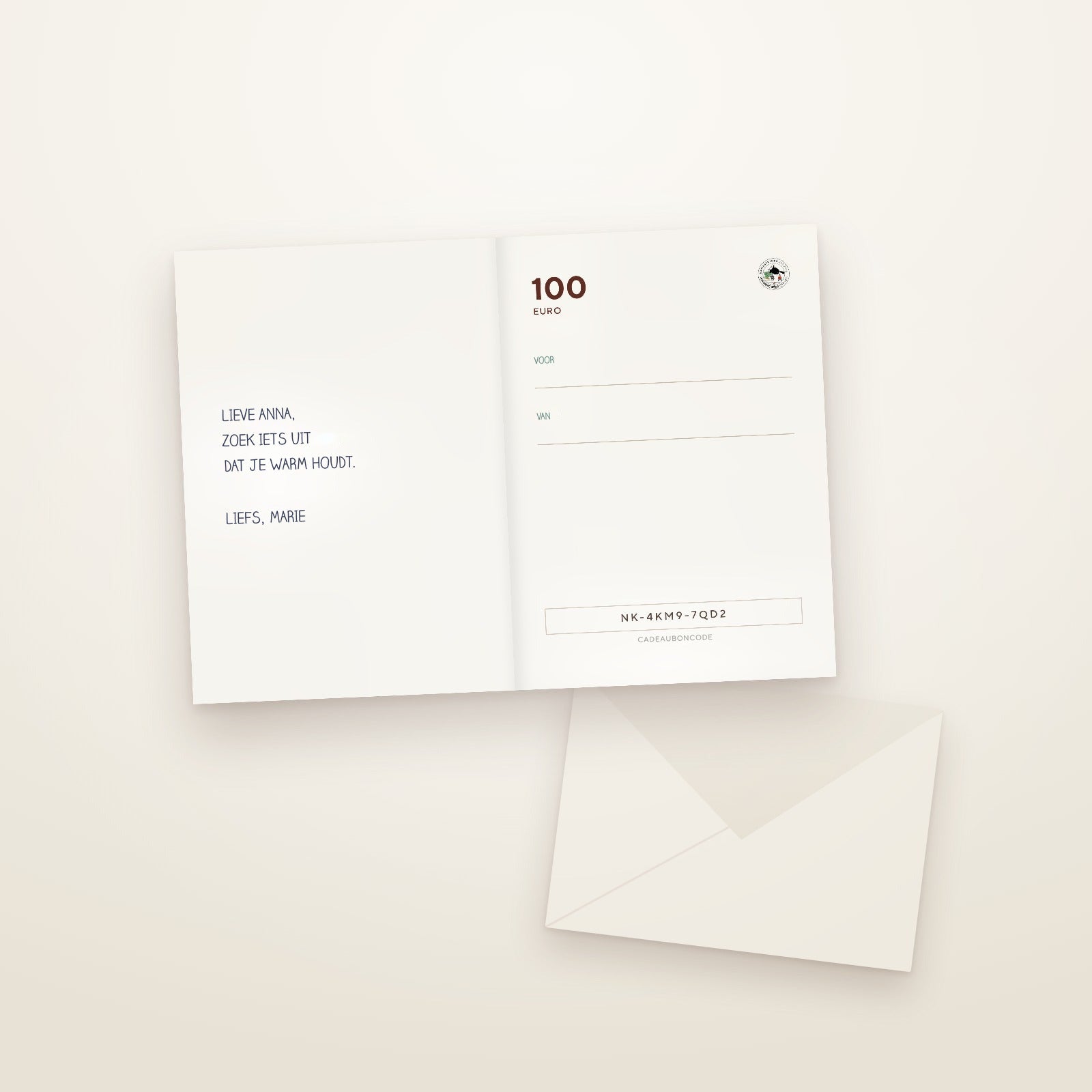 Opengeklapte cadeaubonkaart: links vrije ruimte voor eigen regels, rechts bedrag en cadeauboncode, ernaast de envelop