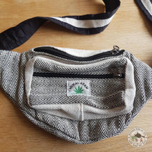Laden Sie das Bild in den Galerie-Viewer, Bauchtasche &quot;Ayan&quot; (अयान)